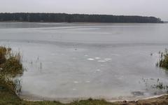 В связи с похолоданием на отдельных участках водоемов в Беларуси появился лед